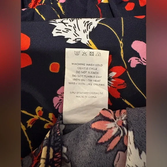 BLOOMCHIC
Sweet Floral Blouse, Navy 22-24 - Picture 10 of 10